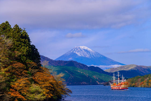 ”芦ノ湖に浮かぶ箱根の遊覧船”