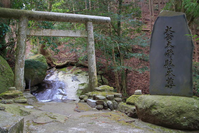 山中にたたずむ大釜弁財天の石鳥居と碑