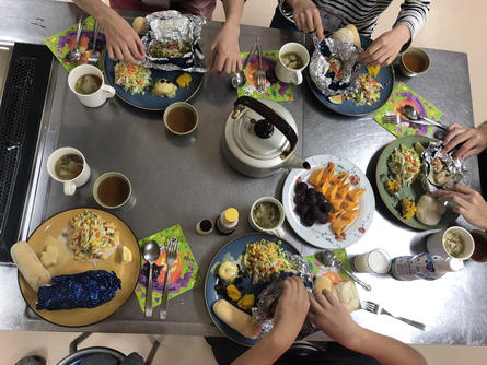 不登校生に居場所をつくる「不登校生食堂」