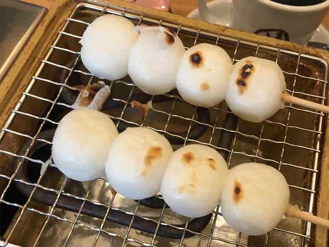 網の上で焼かれるお団子