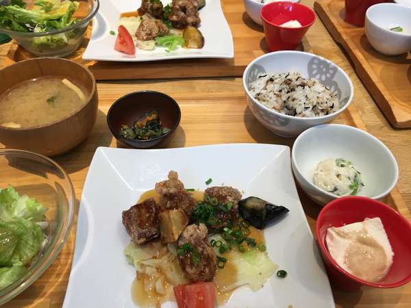 ごはんとお味噌汁のおかわり自由の画像