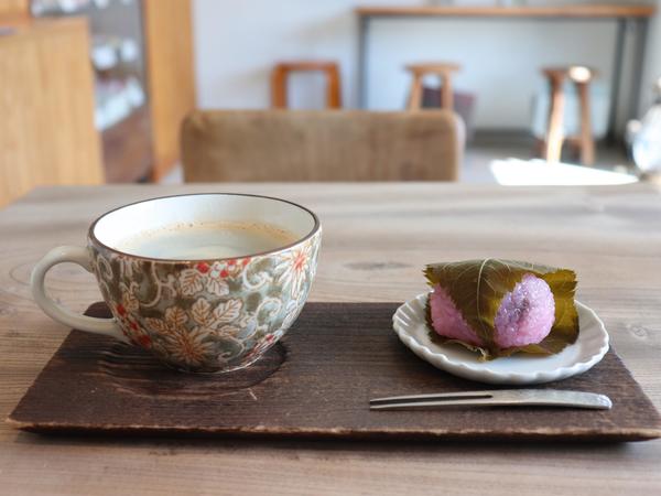 季節の和菓子をオシャレな心地よい空間で味わっての画像