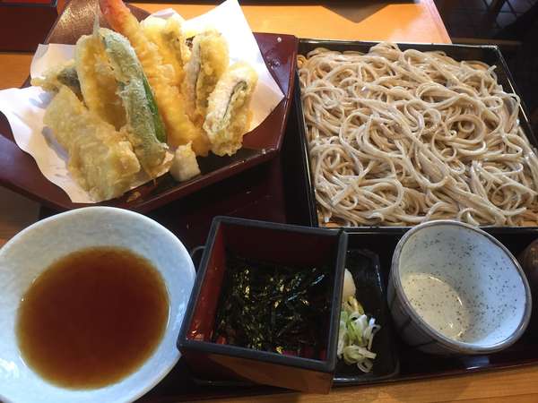 地元の人たちに愛される蕎麦屋でちょっと贅沢をの画像