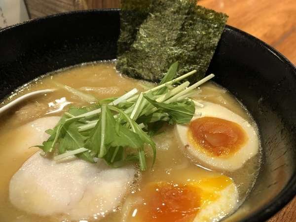 コラーゲンたっぷり！国産鶏を使用した鶏そば専門店の画像