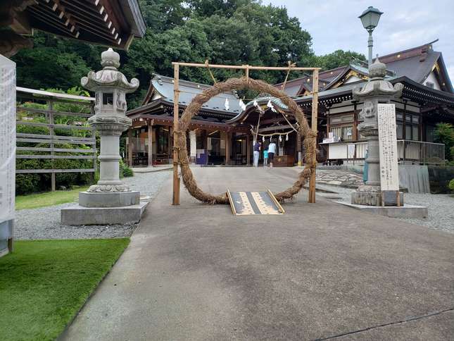 神社職員の方々の手作りの茅の輪 