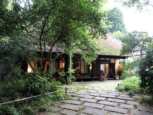 今は珍しい茅葺屋根!吉田茂の側近が暮らした「武相荘」ってどんなところ?