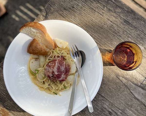 隠れ家カフェで特別な時間の画像