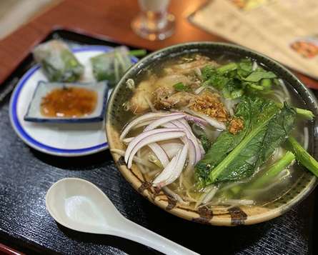 学生の町で食べられるフォー