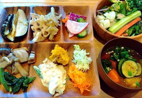八百屋さんが始めたバイキングレストランの画像