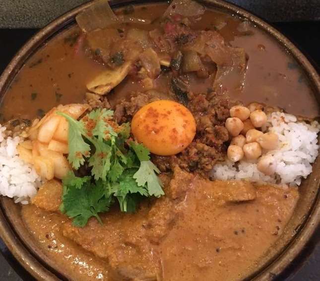 SPICE POSTのチキンとポークビンダルーカレー