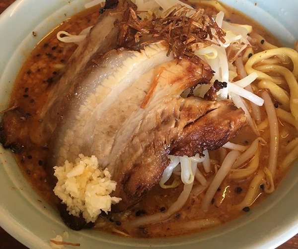 住宅に佇む味噌二郎系ラーメンの画像