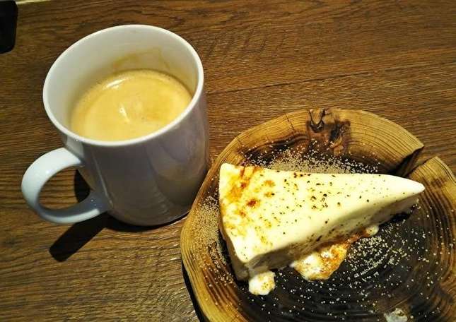 コメダ和喫茶おかげ庵の炙りチーズケーキとカフェオレ
