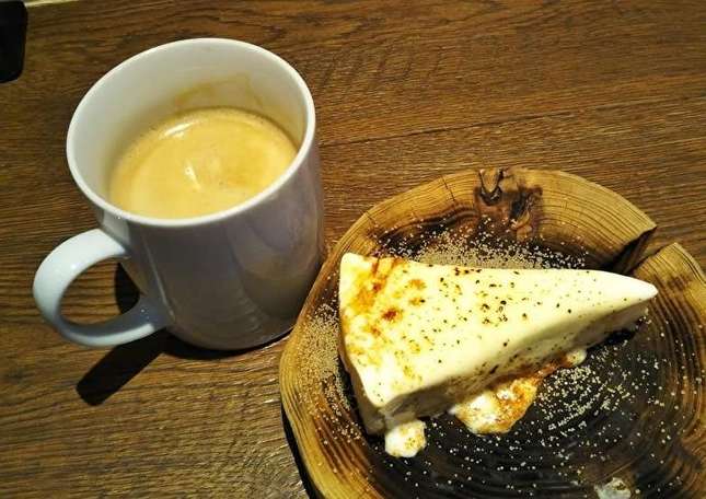 目の前で炙る「炙りチーズケーキ」！