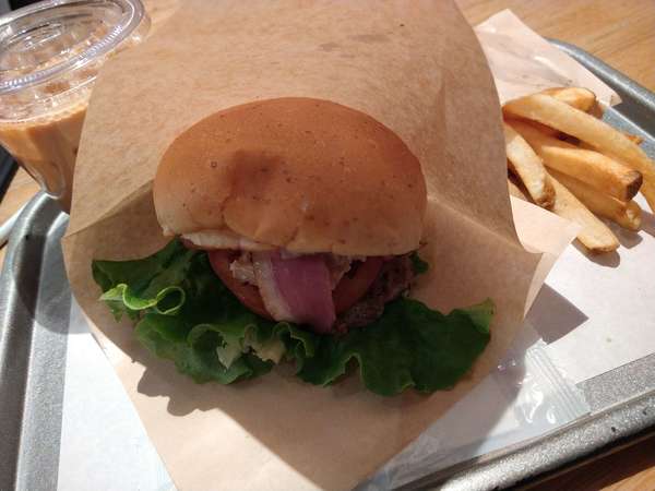お洒落で今どきのハンバーガーの画像