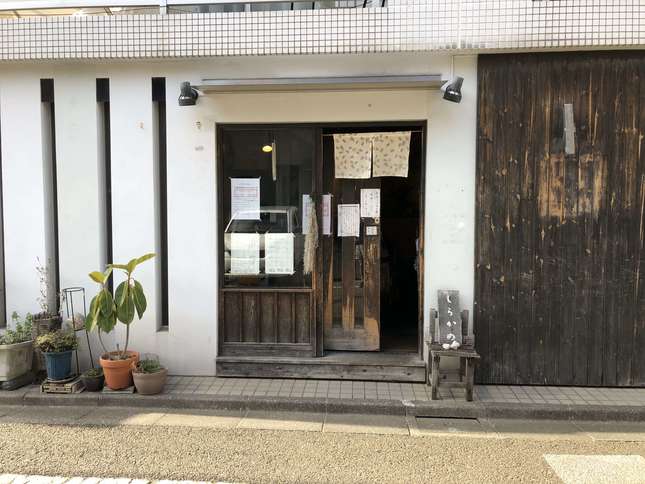 お蕎麦のしらかめのお洒落な外観