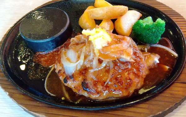 お目当ては種類豊富なサラダバーと絶品コーンスープの画像