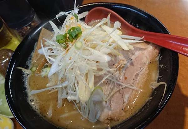 濃厚味噌スープが極太麺によく絡むの画像