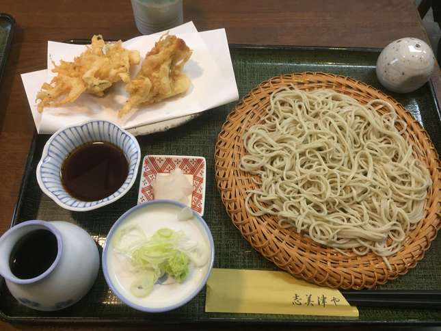 住宅街の庶民的な十割そば屋