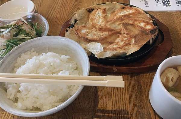 パリッパリのこんがり餃子の画像