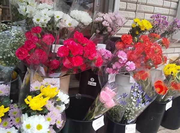 鮮度の良い花束が200円のお花屋さんの画像