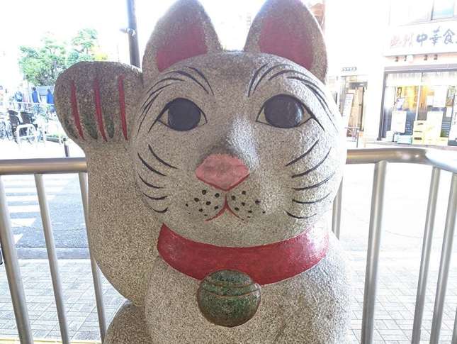 豪徳寺駅前の招き猫