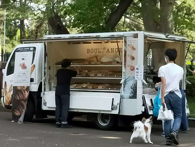 砧公園の隣りにキッチンカーのパン屋さん現れる