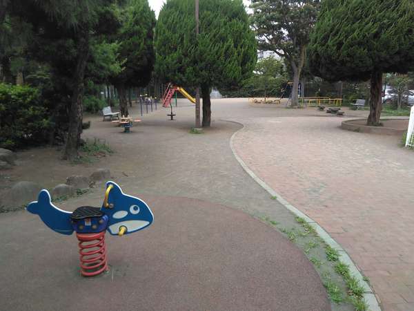 ユニークな遊具と広場スペースのある公園の画像