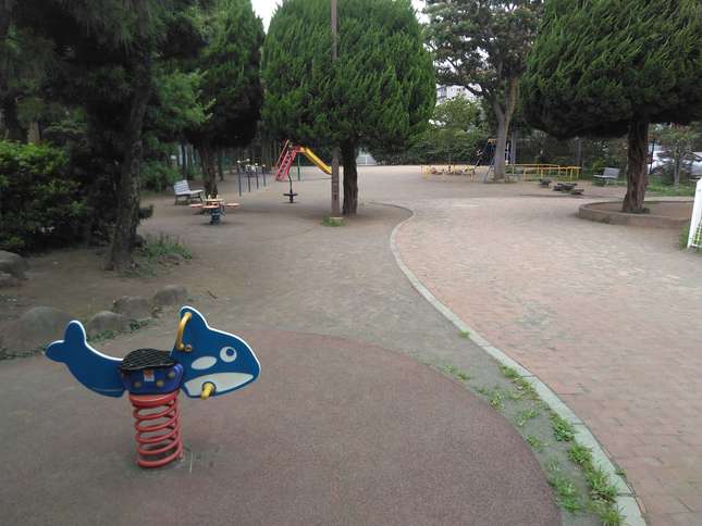 ユニークな遊具と広場スペースのある公園