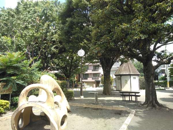 児童館が近く、公衆トイレもある公園の画像