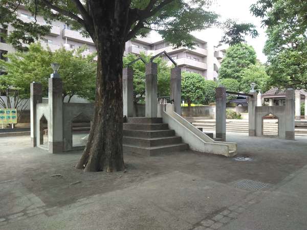なりきりごっこ遊びができる広場の画像