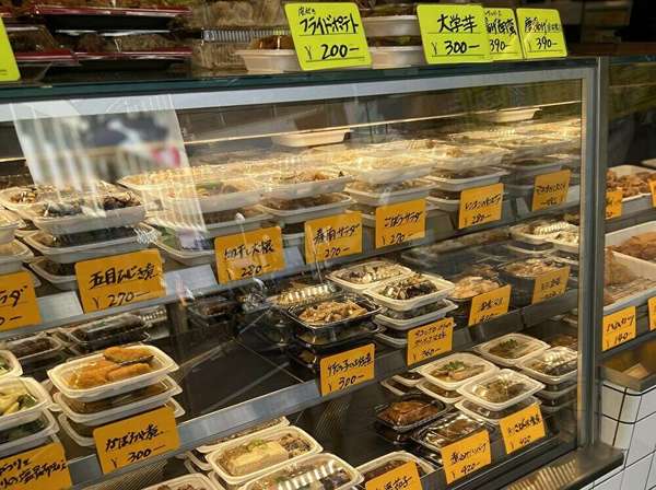 お惣菜が充実したデリのお店の画像