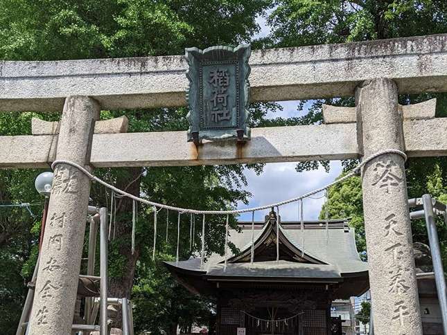 登戸稲荷神社の石の鳥居