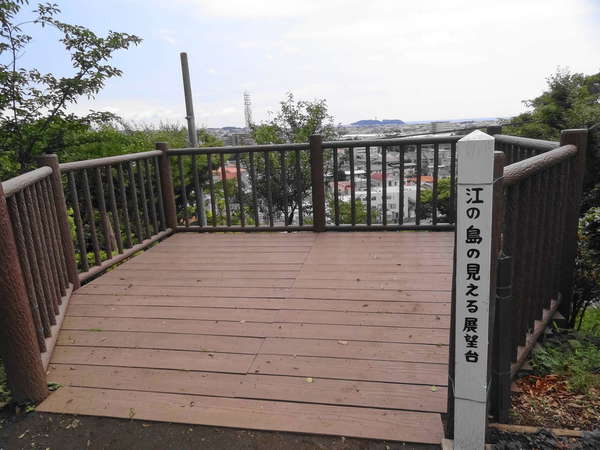 江ノ島まで見渡せる高台の公園の画像