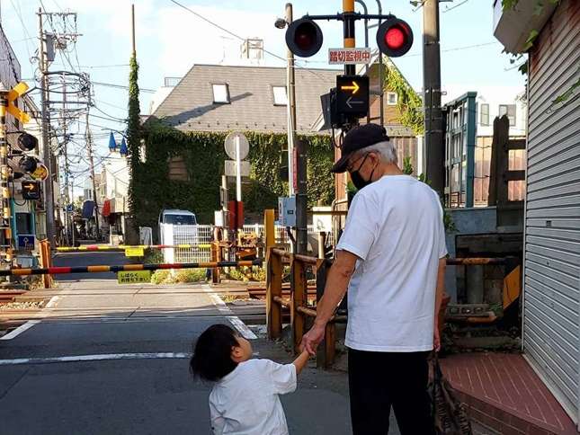 じじと一緒に小田急の電車を見に