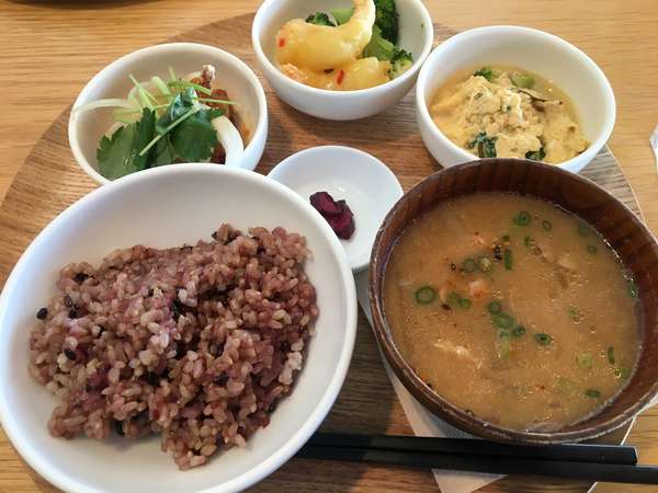 和みの空間で、ゆったりご飯の画像