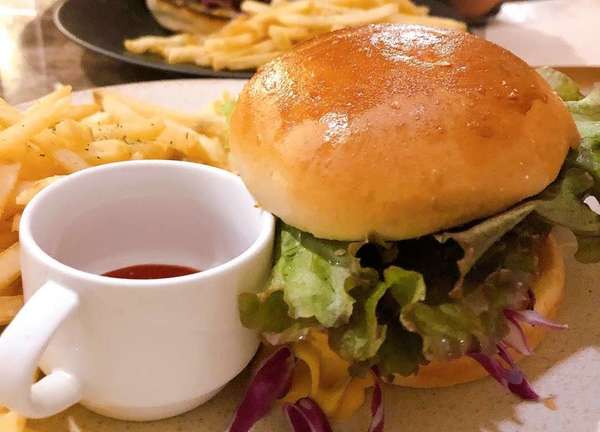 少し甘めのパン×ジューシーなお肉が魅力♪の画像