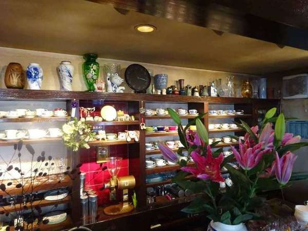 多彩なカップで味わえる素敵な喫茶店の画像