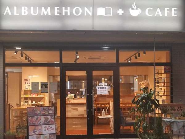 落ち着いた雰囲気のカフェの画像
