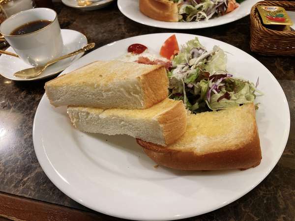 都会で優雅にコーヒーをの画像