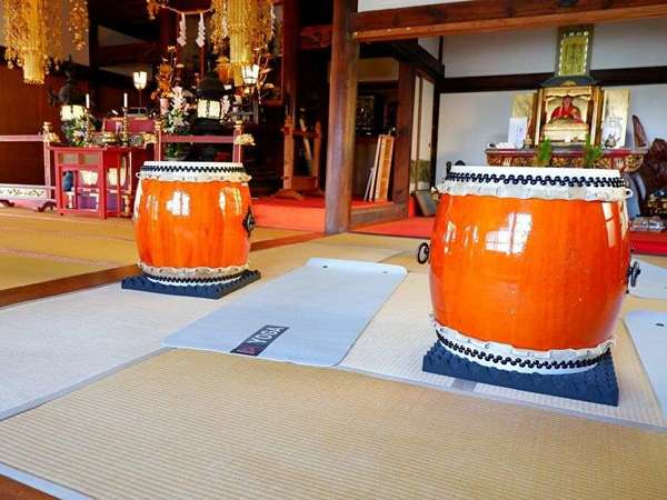 お寺で開催される和太鼓を使ったフィットネスの画像