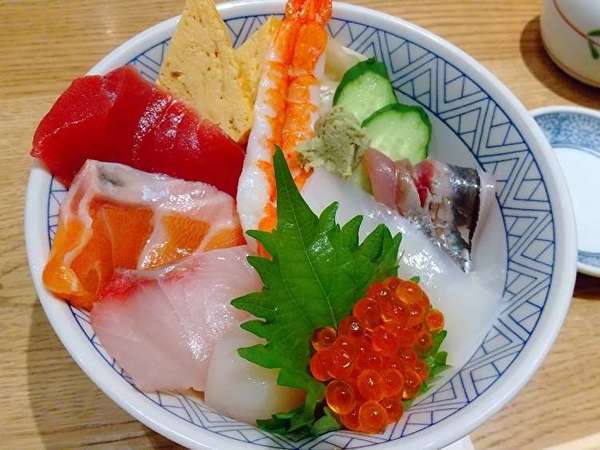ゆったりとしたテーブル席で寿司ランチの画像