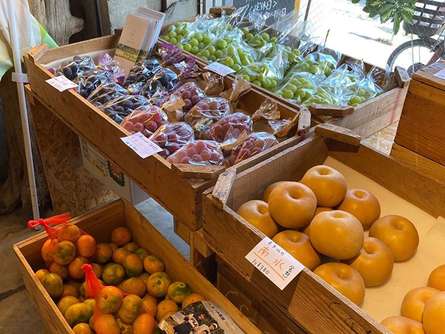 千歳船橋の樹上完熟の果物と新鮮なお⽶が味わえるお店