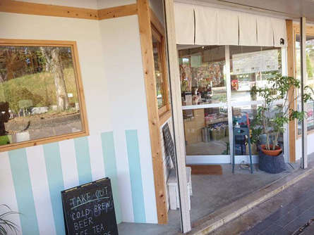 子どもも大人も楽しい商店街の駄菓子屋さん