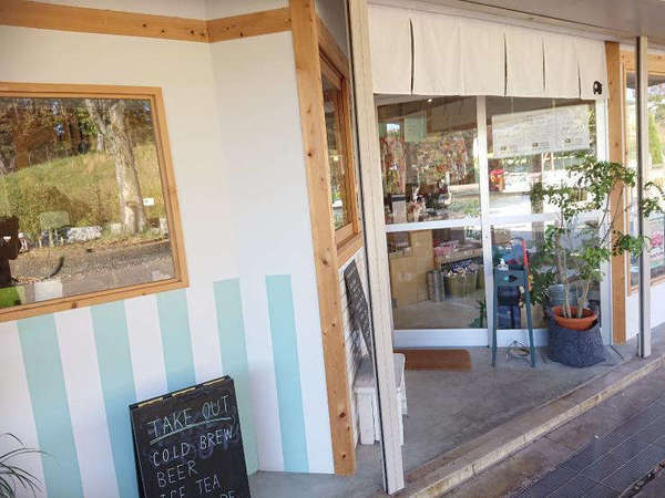 子どもも大人も楽しい商店街の駄菓子屋さんの画像