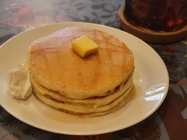 クラシカルな3段ホットケーキの画像