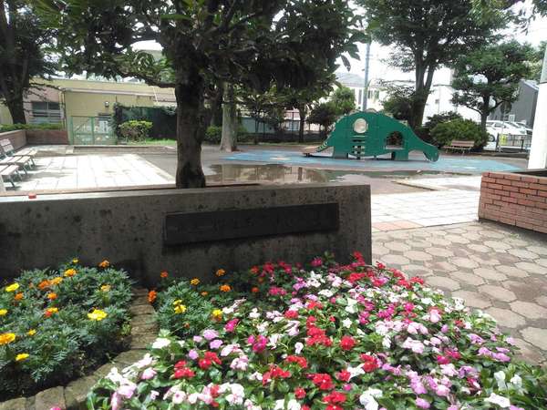 よちよち歩きでも楽しめる恐竜すべり台がある公園の画像