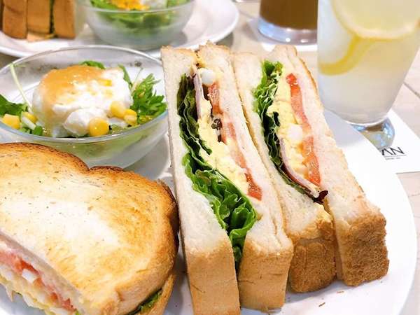 朝食にぴったり！卵ぎっしりなサンドイッチの画像