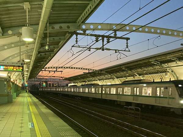 夕焼けの綺麗な駅の画像