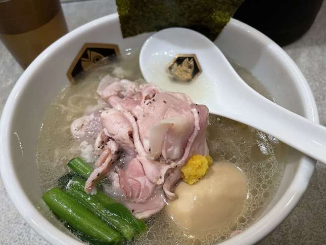 チャーシューや味玉が乗ったラーメン