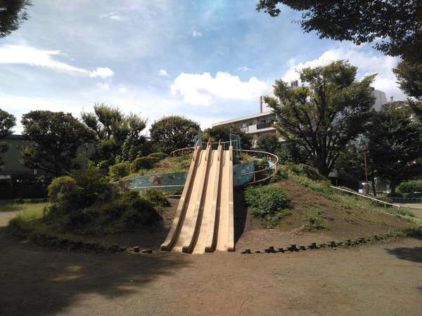 子供大興奮のロング滑り台がある公園の画像